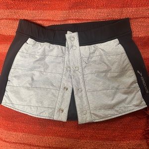 BROOKS THERMA COOL REVERSIBLE SKIRT SZ MEDIUM SNAP CLOSURE POCKETS.